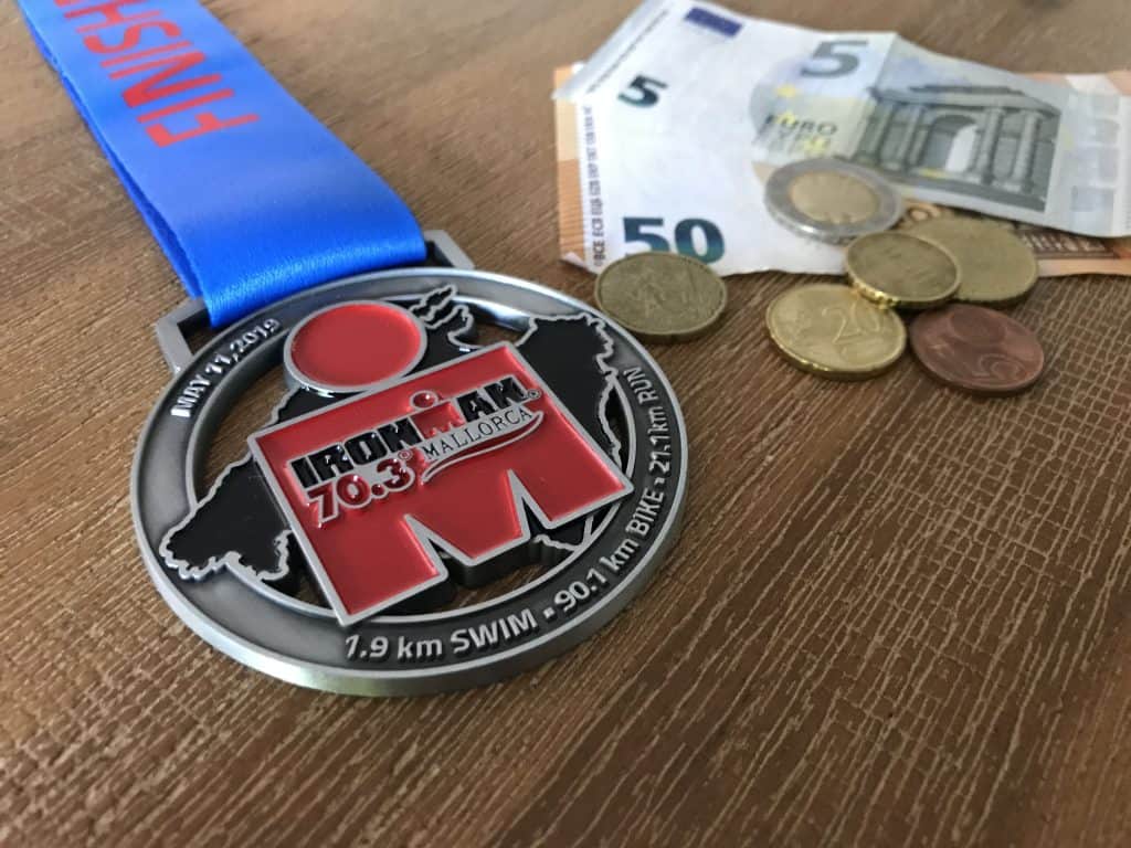 Medaille vom Ironman 70.3. Mallorca mit Geld