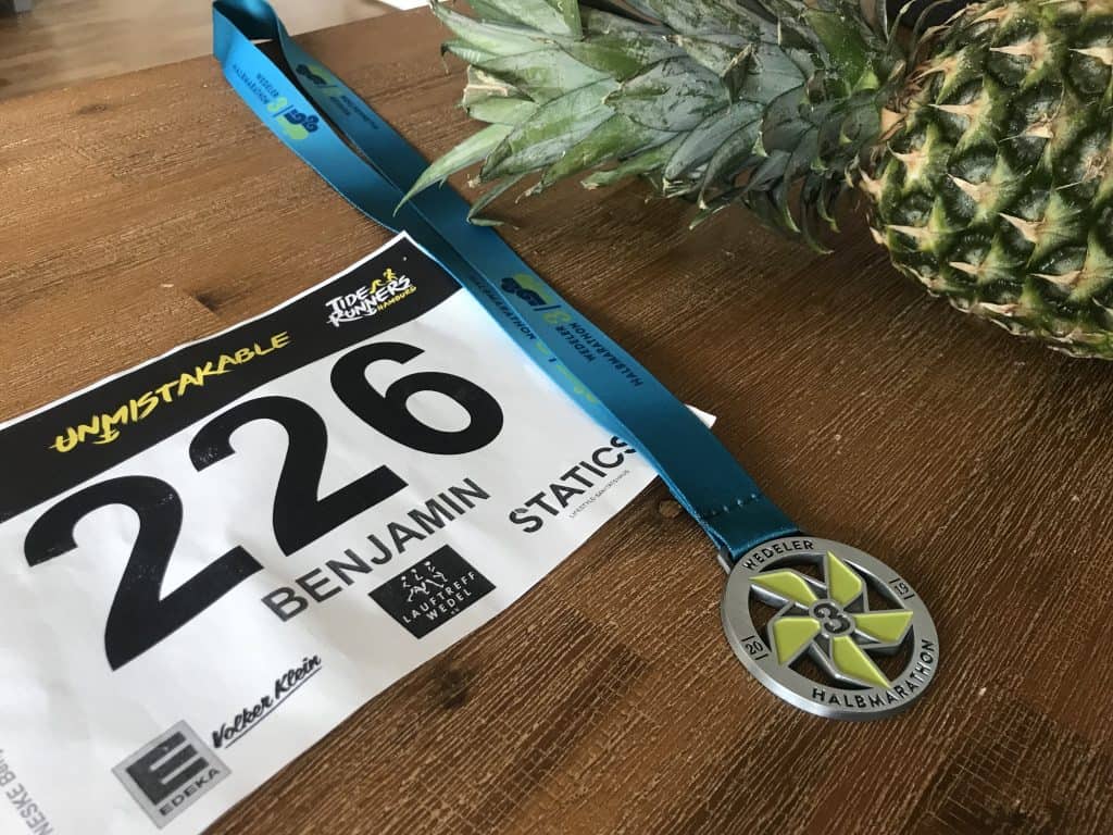 Medaille und Ananas vom Halbmarathon Wedel